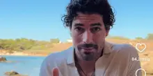 Modello e influencer spagnolo annuncia ai follower: “Cambio vita, divento prete”