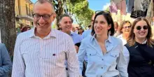 Schlein contro Meloni: “Non parla di salari, smonta la sanità e non tocca gli extraprofitti”
