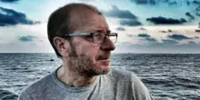 Dario Vergassola: “Io, un omino in barca. Tonni e turisti cafoni, vi racconto la mia vita in mare”