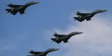 Usa-Venezuela, tensione altissima: Maduro manda i caccia sopra le navi militari inviate da Trump