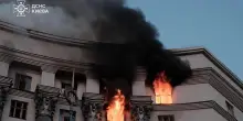 Su Kiev il più grande attacco russo dall’inizio della guerra: colpita anche la sede del governo