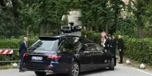 Funerali Giorgio Armani: esequie concluse, il feretro lascia la chiesa