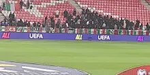 Tifosi italiani si girano di spalle durante l’inno di Israele e mostrano cartelli con scritto ‘Stop’