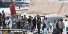 Migranti Lampedusa, oltre mille arrivi in un giorno: a bordo trovati anche due cadaveri