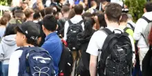 Firme dei genitori anche per gli alunni maggiorenni: se la scuola non si fida dei giovani