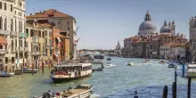 Coppia di ebrei aggredita a Venezia con minacce e schiaffi al grido di “Free Palestine”