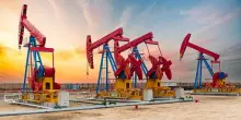 Petrolio, l’Aie vede un surplus globale nel 2025
