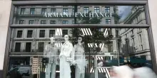 “Cedere entro 18 mesi a Lvmh, EssilorLuxottica o L’Oreal”: la volontà di Armani per il futuro