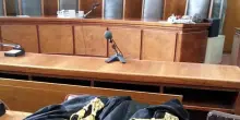Ancona, aggredì la moglie con coltello e acido, lasciandola quasi cieca: condannato a nove anni