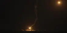 Israele - Gaza, le news. Massiccio attacco su Gaza City: tank Idf nella città e raid aerei