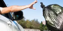 Tolleranza zero per il lancio di rifiuti dall’auto: multe fino a 18.000 euro e arresto