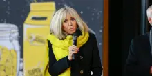 Brigitte Macron proverà di essere donna: “Pronta a mostrare i documenti medici”