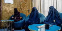 I talebani vietano i libri scritti da donne: stretta nelle università in Afghanistan