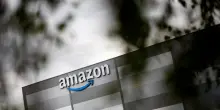 Amazon alza lo stipendio agli addetti di logistica e trasporti: l’investimento da 1 miliardo