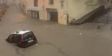 Maltempo in Italia oggi: nubifragio a Ischia, strade allagate e auto sommerse. Allerta in 12 regioni