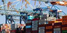 Trump, nuovi dazi: 100% su farmaci, mobili al 50, camion al 25. L’Ue: “Patti diversi sulle medicine”