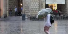 Previsioni meteo, weekend tra piogge e schiarite, poi arriva il freddo dalla Russia