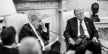La Casa Bianca pubblica la foto della telefonata di scuse di Netanyahu allo sceicco del Qatar