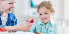 Consumi, il 52% dei nonni prepara la merenda ai nipoti