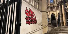 Graffiti nella cattedrale di Canterbury, il caso della mostra che sta dividendo il Regno Unito