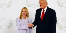 Siparietto tra Meloni e Trump: “Sei bellissima”. E Erdogan le dice: “Devi smettere di fumare”