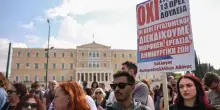 Il Parlamento greco approva la legge sulla giornata lavorativa di 13 ore