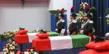 Funerali di Stato per i carabinieri con Meloni e Mattarella, “hanno servito la patria con amore”