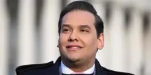 Trump libera Santos, l’ex deputato in carcere per frode e falsa identità: “Ribelle come tanti”