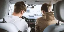 Auto nuova per i figli neopatentati: 1,1 milioni di genitori costretti all’acquisto