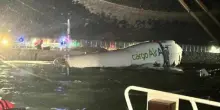 Aereo cargo esce di pista e finisce in acqua a Hong Kong: due morti