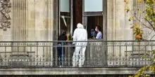 Louvre ancora chiuso, caccia ai ladri. Ma è polemica: “Dal furto immagine deplorevole del paese”