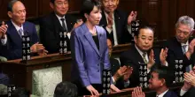 Sanae Takaichi, chi è la prima donna premier che porta il Giappone ancora più a destra
