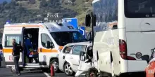 Scontro tra pullman e auto in Calabria, tre morti