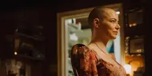 “Bugonia”, una favola nera e irresistibile. Emma Stone di una bravura disumana