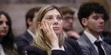 La “zarina” Bartolozzi a Capri sulla barca della Finanza destinata a Nordio. Opposizioni protestano