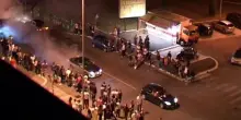 Una folle gara in mezzo al traffico, così Roma diventa un circuito