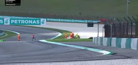 Spaventoso incidente in Moto3 a Sepang, Rueda centra Dettwiler: piloti in ospedale in elicottero