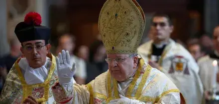 Il cardinale Burke celebra la messa in latino a San Pietro: papa Francesco l’aveva vietata
