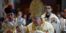 Il cardinale Burke celebra la messa in latino a San Pietro: papa Francesco l’aveva vietata