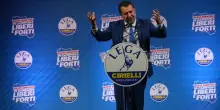 Manovra, FdI contro la Lega: “Sulle banche chieda conto a Giorgetti”. Cambia la tassa sui dividendi