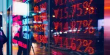 Truffe pump and dump, la Consob: “Non fidatevi di consigli d’investimento su social e Whatsapp”