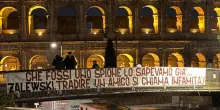 Roma, striscione contro Zalewski “spione e infame”. Sembrano minacce ultrà, ma dietro c’è solo gossip