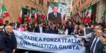 La festa di FI con gigantografia di Berlusconi. Idea per il referendum: “Serena Grandi testimonial”