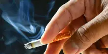 Stangata in arrivo per i fumatori: la Ue prepara una maxi-tassa su sigarette, e-cig e nicotina