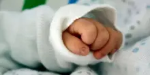 Neonata di 8 mesi muore in auto durante il rientro: tragedia per una famiglia in vacanza