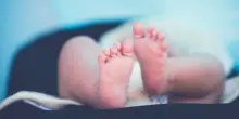 Bimbo seviziato dal padre per avere il sussidio, la notizia dai medici: danni permanenti