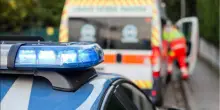 Taglia la strada a una macchina e il cnducente protesta: lui picchia l’uomo e la figlia