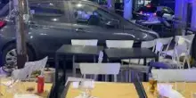 Italia, auto travolge i tavoli di un ristorante: terrore sul marciapiede