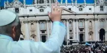Piazza San Pietro, il giorno dell’abbraccio del nuovo Papa con il suo popolo: il gesto che emoziona