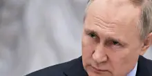 Putin contro la pace: “Vogliamo eliminare le cause della guerra”. E scatena uno degli attacchi più massicci dall’inizio del conflitto